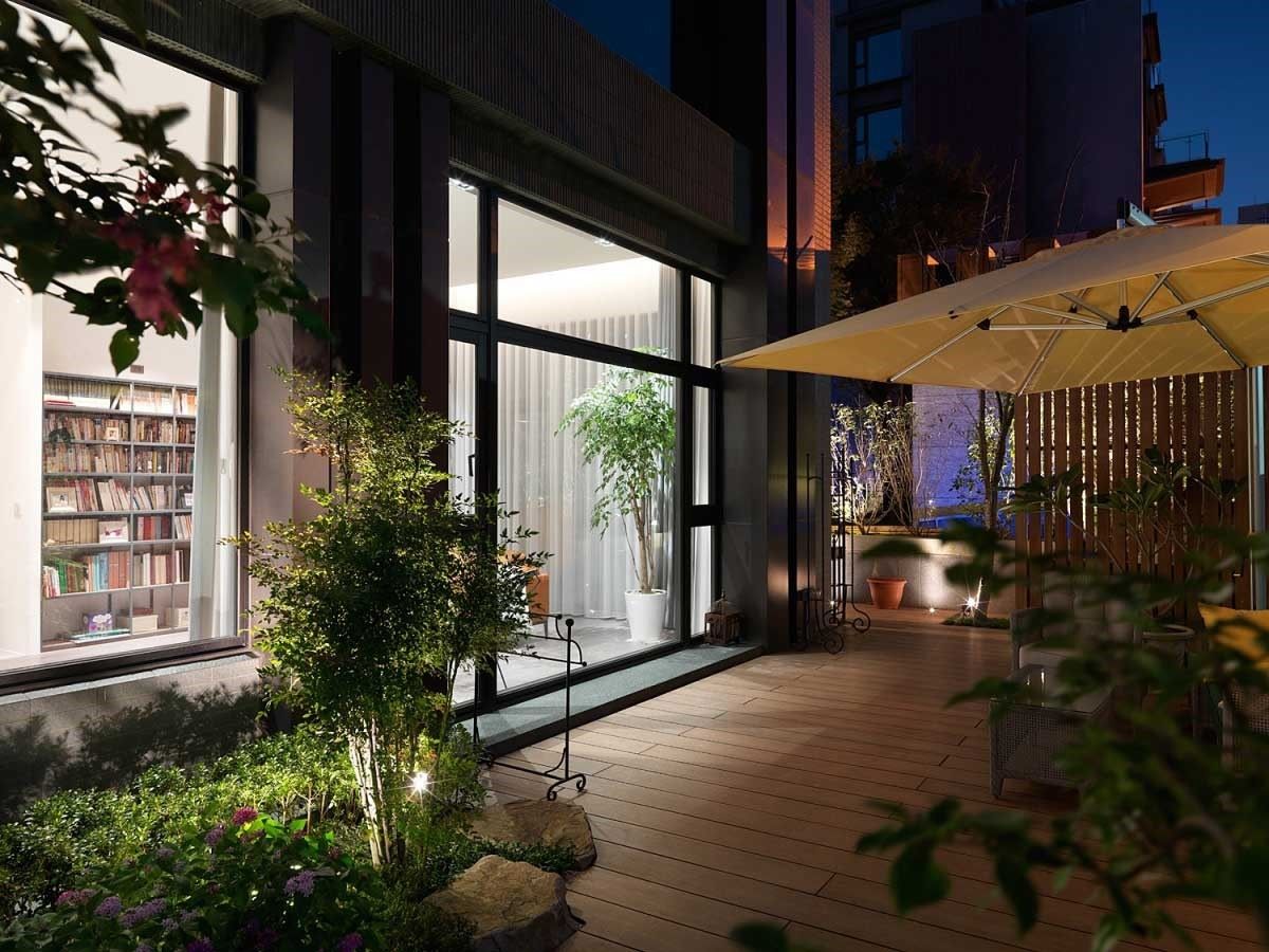 Lê Nguyễn Decor thiết kế sân vườn rộng rãi tạo nên không gian sống thơ mộng
